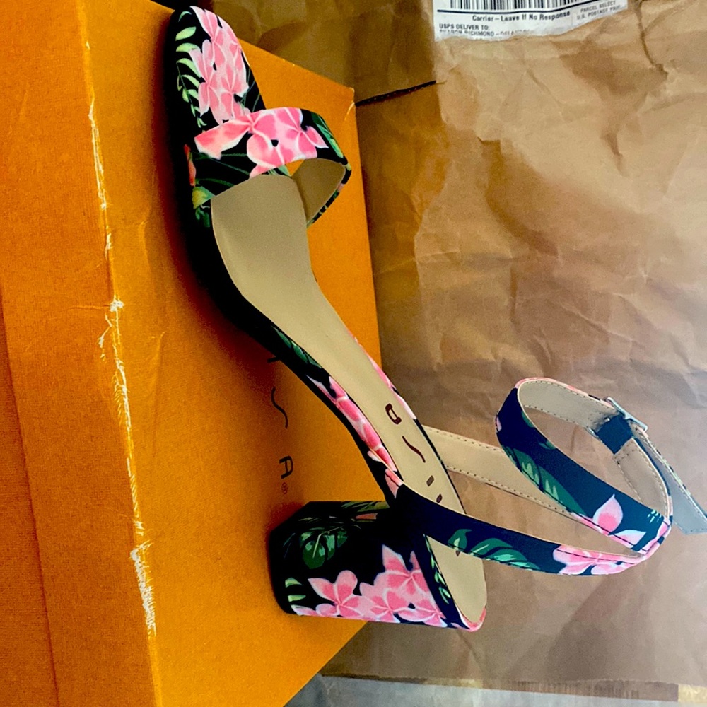 Unisa size 9 shoes. Women’s floral print